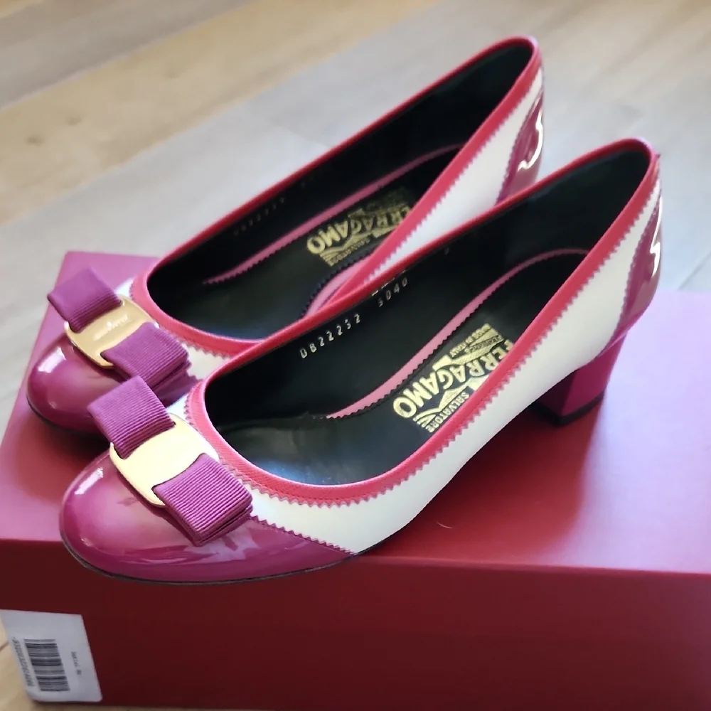 Salvatore Ferragamo Women's Red and Cream Bow Flats - Picture 1 of 7